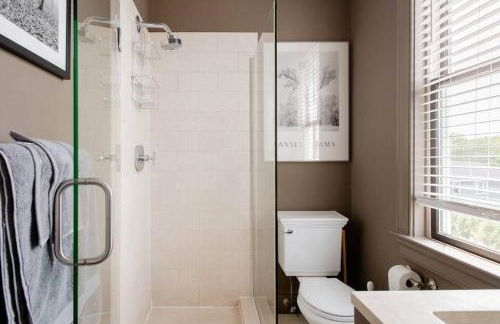 Elegant Sunlit Home with Private Rooftop Oasis - Foto 42