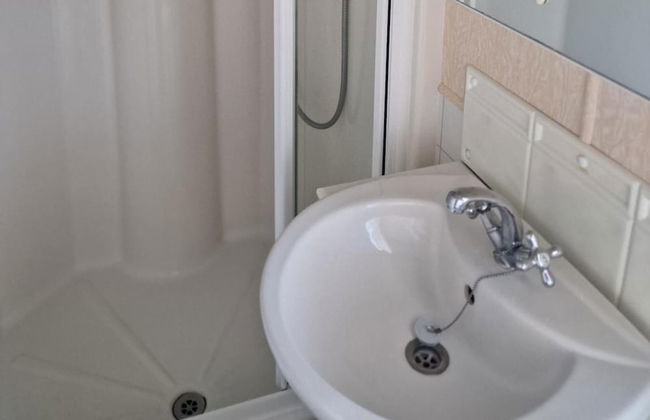 Caravan - Sleeps 4 - Pet Friendly - Parking - Photo 7