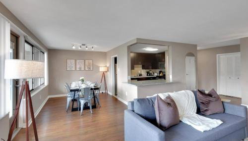 Large 3 bedroom Family Suite, Private Balcony, 5 min to DCA, Gym, Pool and more! - Photo 2