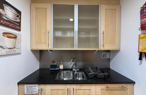 Holyrood Apartment with parking & lift access - Photo 13