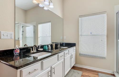 Spacious retreat w pool & game room - Foto 33