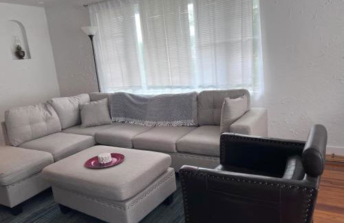 Charming 3 Bedroom Cottage Apartment in a Tudor-Style Home - Foto 4