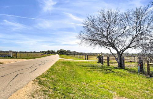 Spacious Texas Getaway with Fire Pit and Pond! - Foto 40