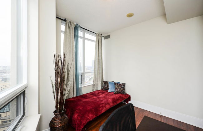 Sarkar Suites - 330 Burnhamthorpe Road - Photo 6