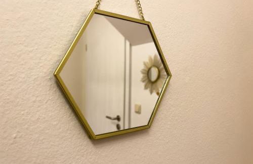 KUELhome - STYLISCHE ZENTRALE WOHNUNG MIT KÜCHE UND PARKPLATZ IN SEITENSTRAẞE - Foto 37