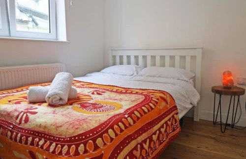 Bright Ground Floor Flat with Free Parking and Balcony Near Stoke Newington - Foto 7