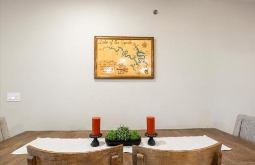 Family-Fun Lakeside Luxury at Topsider in Osage w/ 2 Pools, Prime Views Pack N' Play & Games - Foto 10