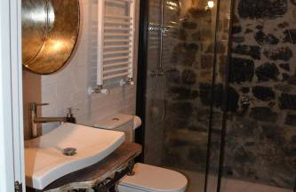 La Antigua Cuadra es un alojamiento de piedra y altos techos de madera con mucho encanto, jardín privado con barbacoa y acceso al río Asón - Foto 22