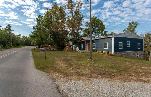 3BR House By Lake with BBQ Fire Pit & EV Charger - Foto 35