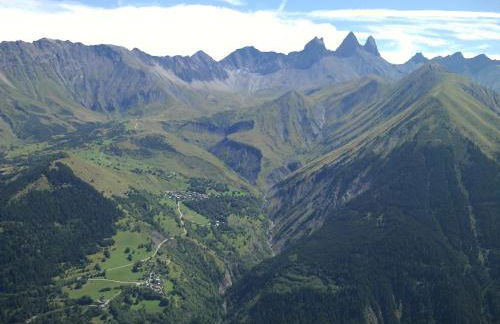 appartement gentiane 4personnes dans gite "la maison d'augustin" classé 3 étoiles,la tour,73530 st jean d'arves - Foto 2