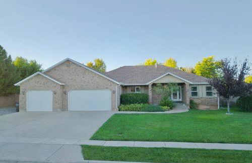 Huge immaculate home! Memories await! - Photo 1