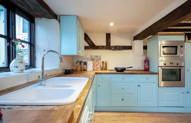 16th Century Thatched Cottage - Photo 3