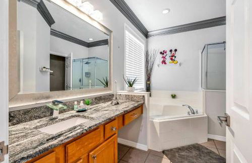 Spacious 7BR Retreat w Pool Game Room - Foto 29