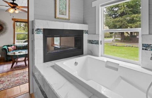 Mt Rainier Retreat with Spa Bathroom-Hot Tub-Fireplace - Foto 7