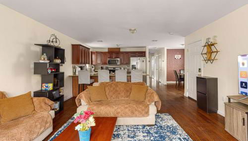 Newark Gem Pearl 3BR, 2BA - Sleeps 10 - Walk to Prudential Center and Newark Penn Station, Near EWR and American Dream Mall, includes WiFi - Laundry - Backyard - Gym - Foto 4, stove, dishwasher, pet friendly