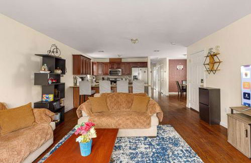Newark Gem Pearl 3BR, 2BA - Sleeps 10 - Walk to Prudential Center and Newark Penn Station, Near EWR and American Dream Mall, includes WiFi - Laundry - Backyard - Gym - Foto 4