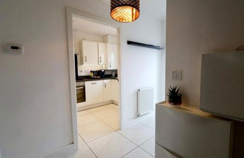 Spacious 4BR House with 2 Bathrooms and 1 WC ideal for Families, Professionals and Relocators near NEC, BHX, HS2 and JLR with Travel Cot, Pets Allowed and Free Parking - The Home Makers Hub - Foto 32