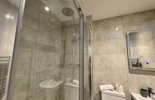 5 Town centre, entire flat, free parking king bed - Foto 10