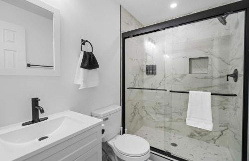 8 Minutes to UNC - Outdoor Deck - Washer and Dryer - Foto 15