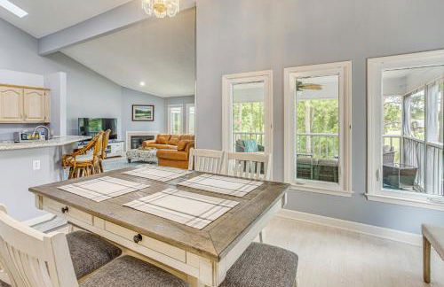 Marina and Pool Roomy Golf-View Home in Southport - Foto 11