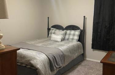 Cozy 3 Bedroom Home in Quiet Neighborhood - Photo 5