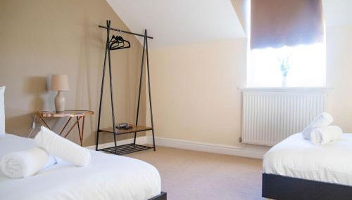 4x Bed Elegant Home with Parking - Photo 5, wardrobe