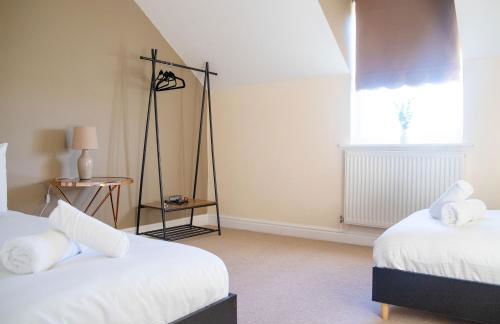 4x Bed Elegant Home with Parking - Photo 5