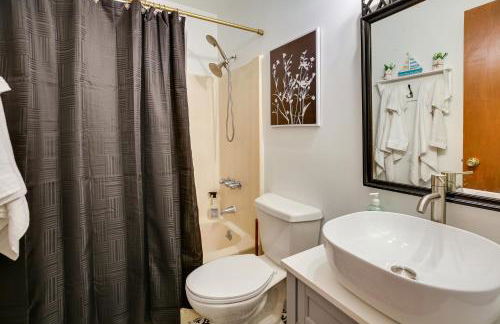 Oak Island Vacation Rental with Decks, Walk to Beach - Foto 23