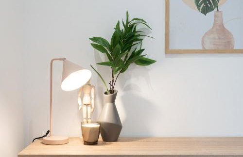 Spacious Modern 2BR - Parking - Workspace Area, Ideal for Contractors & Long Stays - NordStay - Foto 17