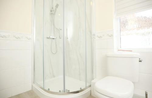 Is Y Coed Place By N And N Stays Ltd, Spacious 5 bed house in Wenvoe Cardiff, With Free Private Parking, Garden and WIFI - Photo 15