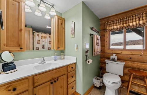 Spacious 4BR Cabin • Sleeps 12 • Games •Near Dells - Foto 23