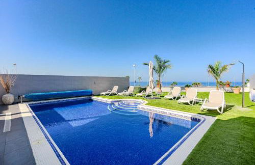 Villa Elisabetta, Luxury Villa with Heated Pool Ocean View in Adeje, Tenerife - Foto 2