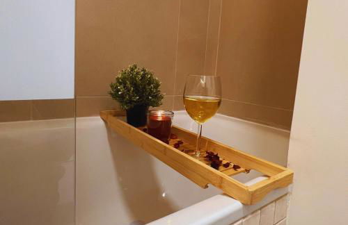 Les Agnettes - Paris Metro - Wifi - Parking - Tout équipé - Foto 6