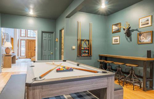 8BR Luxury Retreat with Hot Tub, Games, & Fire Pit - Foto 3