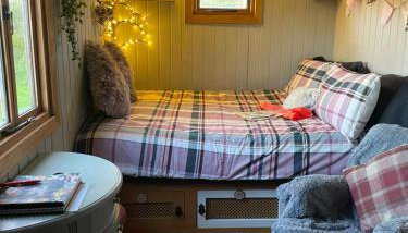 Oakley View Shepherds Hut with hot tub - Foto 2