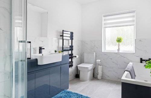 Stanion Luxurious 3 Bedroom Modern House Northamptonshire, Double, Twins, Single, Free Parking, Free Wi-Fi, Pets, Up to 8 Sleeps, 4 Smart TVs - Foto 8