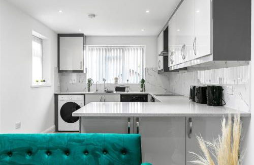 Spacious Detached House with 7 Beds Includes Ping Pong and Pool Table Sleeps 14 Free Parking - Foto 13