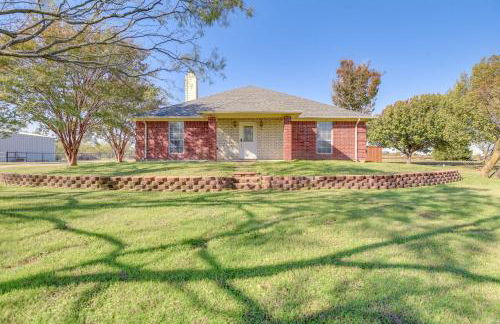 Relax Fireside! Poolside Oasis 3 Mi to Dtwn Sanger - Foto 24