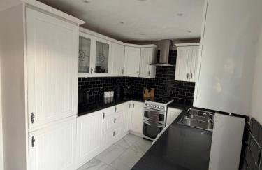 Spacious Modern 3 Bed Home Near Batley Train Station with Free Parking - Foto 16
