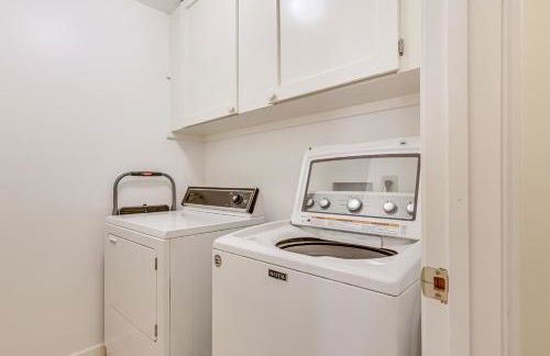 Family Home with Game Room and Decks in Etlan! - Foto 34