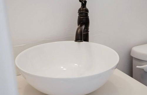 Mountain View 2BR Retreat with Private Deck - Foto 24