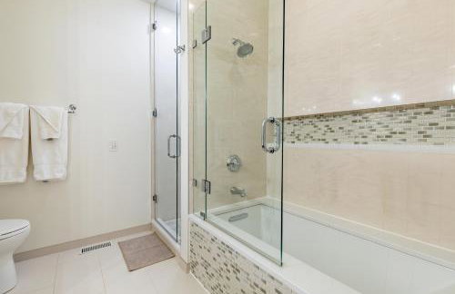 Windy City Getaway - 3BR 2BA Chicago Townhouse home - Photo 48