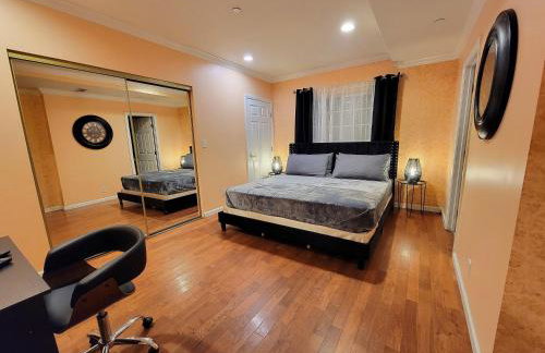 3 bedroom guest suite first floor unit with nice patio area right next to the MrC Hotel 10 minutes from Rodeo Drive Washer Dryer WIFI and more - Foto 2