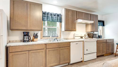 2 Ponds and Trail Access Peaceful Cabin in Calumet! - Foto 3