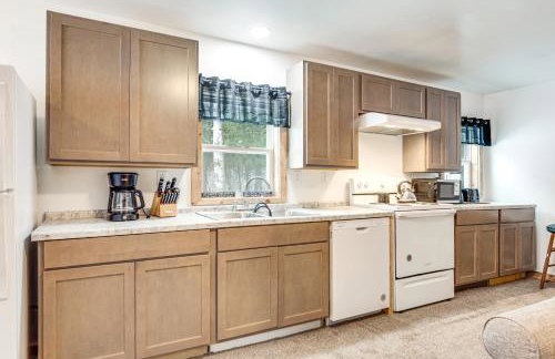 2 Ponds and Trail Access Peaceful Cabin in Calumet! - Foto 3