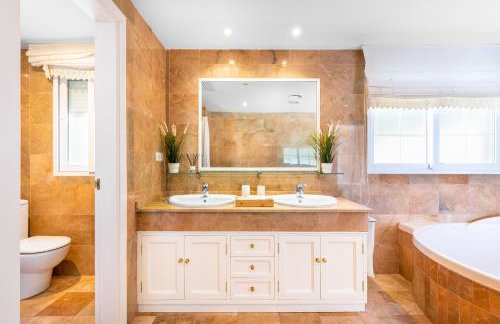 Spectacular Penthouse Puente Romano - Foto 25