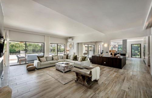 Dazzling Almancil Villa Villa Magorian 4 Bedrooms Spacious Furnished - Photo 3