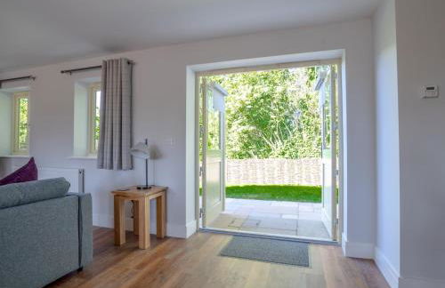 The Stables Stylish cottage with hot tub and parking - Pass the Keys - Photo 4