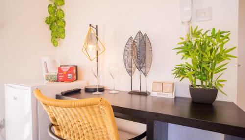 Snug studio near Gatwick - Photo 2