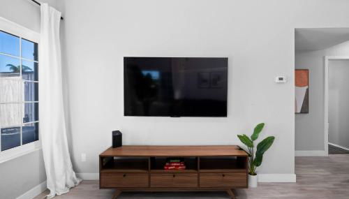 Lux Modern Pet Friendly | Pool | Hot Tub | Tennis - Photo 4